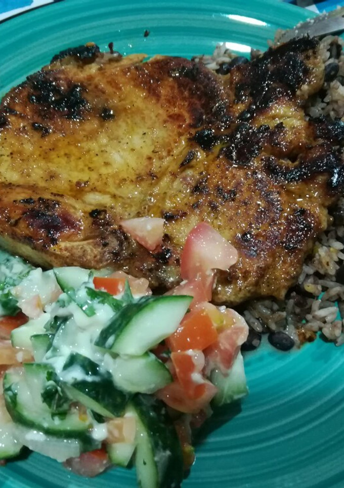 Una foto de Chuleta de cerdo frita con adobo especial