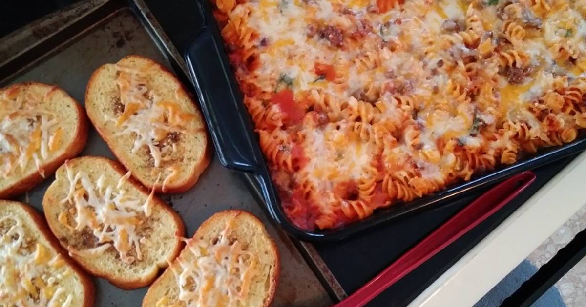 Spinach Rotini Bake with Meat Sauce & Homemade Garlic Toast Recipe by