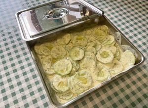 Une photo de Concombre à la crème, moutarde et ail des ours