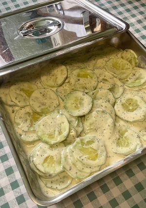Une photo de Concombre à la crème, moutarde et ail des ours
