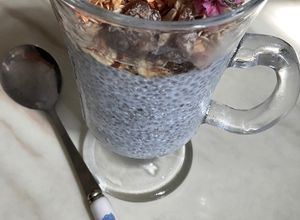 Une photo de 🏃‍♀️‍➡️Chia noire 🍵Petit déjeuner 🫖🥛🍯🏃‍♂️‍➡️Healthy 🍱