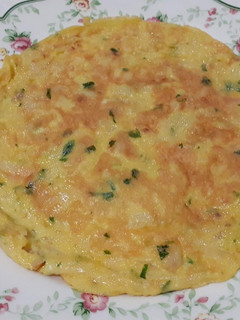 Una foto de Tortilla de bacalao, ajo y perejil