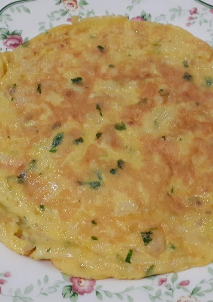 Una foto de Tortilla de bacalao, ajo y perejil
