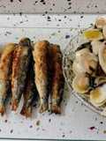Acedias y sardinas fritas con almejas al ajillo