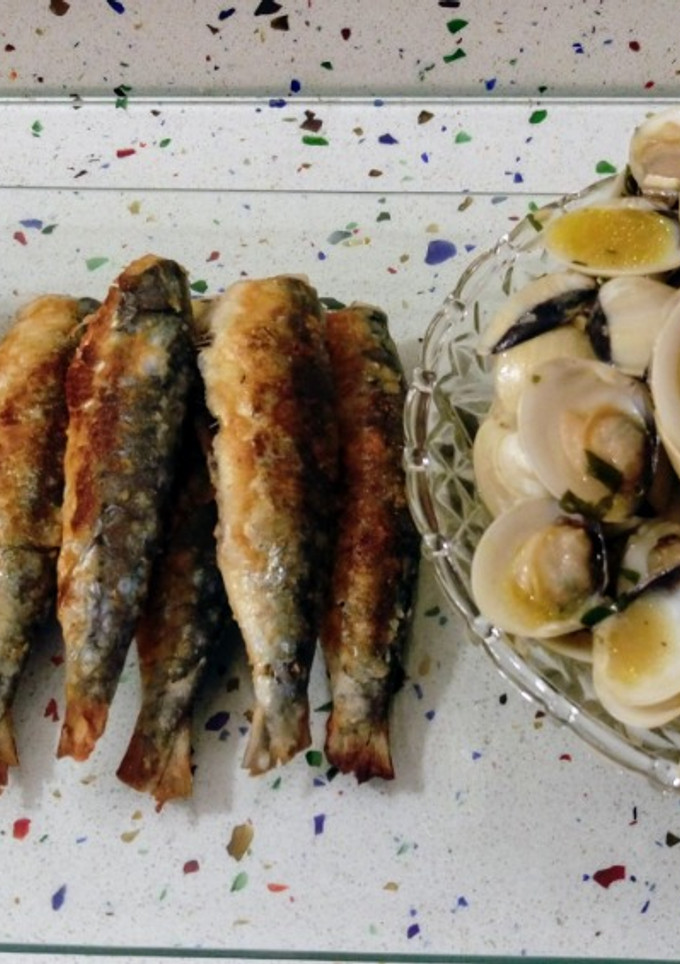 Una foto de Acedias y sardinas fritas con almejas al ajillo