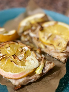 Una foto de Lubina con limón y cebolla en airfryer | Cena en 12 minutos