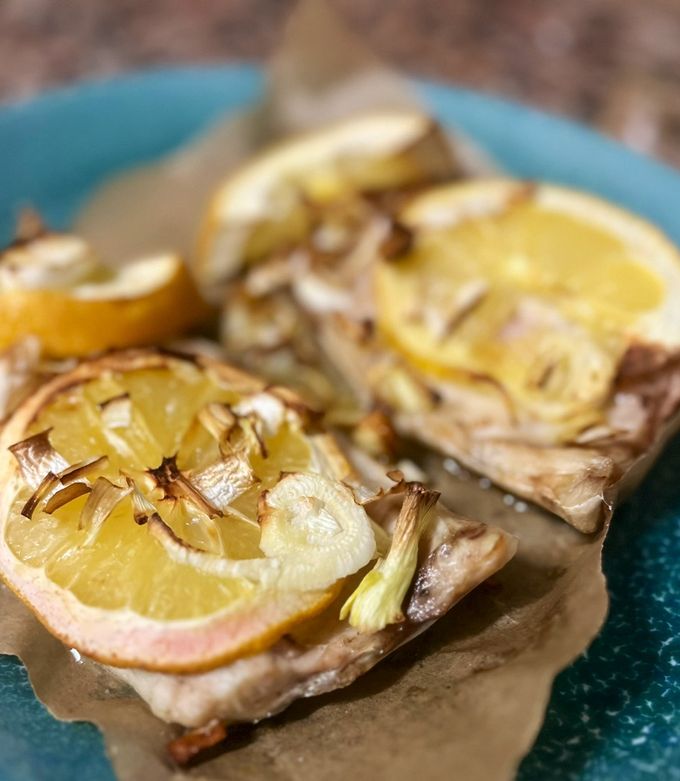 Foto principal de Lubina con limón y cebolla en airfryer | Cena en 12 minutos