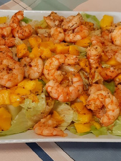 Una foto de Ensalada templada de langostinos y mango