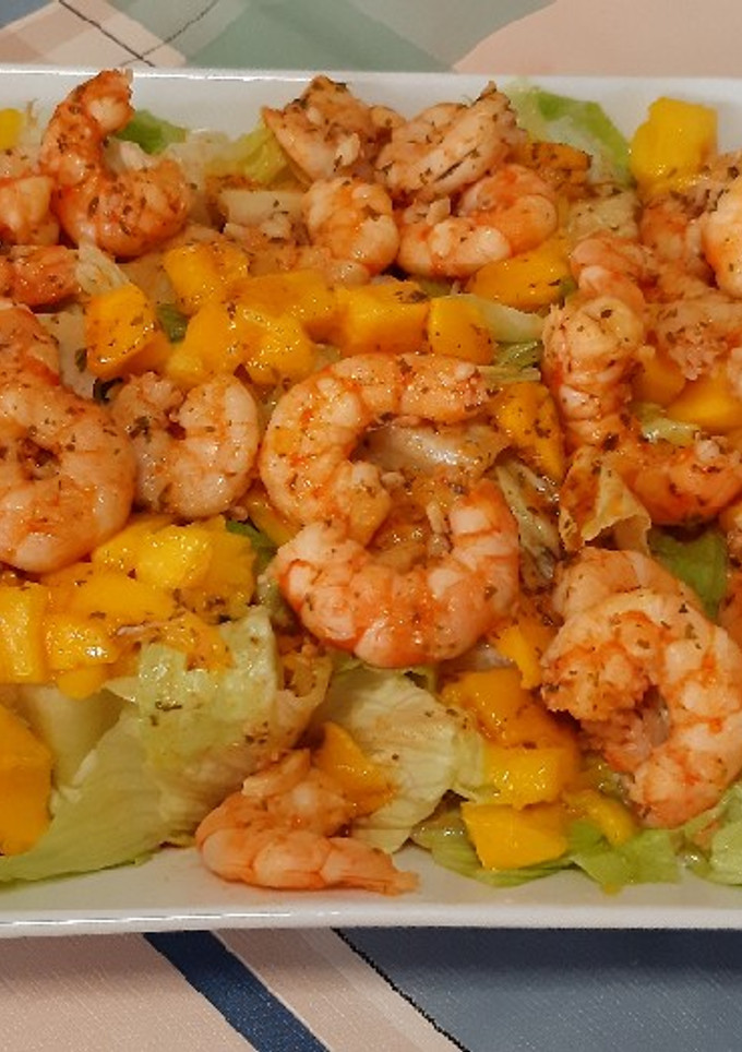 Una foto de Ensalada templada de langostinos y mango