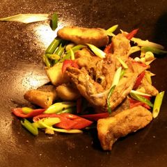 A picture of Asian style fried bass 椒盐鲈鱼.