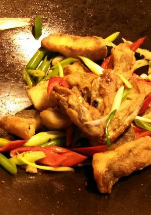 A picture of Asian style fried bass 椒盐鲈鱼.