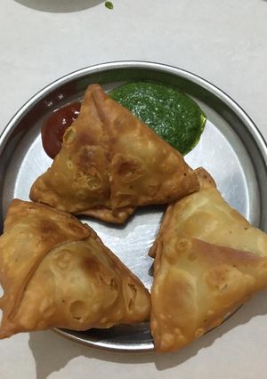 સમોસા (Samosa Recipe In Gujarati) રેસીપી મુખ્ય ફોટો