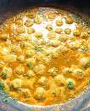 Paruppu Urundai Kuzhambu / South Indian Toor dal Kofta Curry