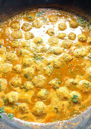 A picture of Paruppu Urundai Kuzhambu / South Indian Toor dal Kofta Curry.