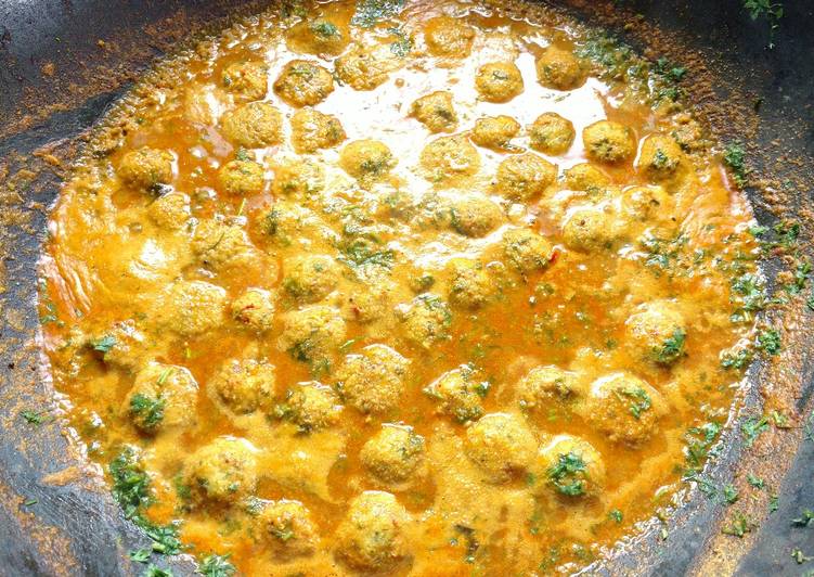 Healthy Recipe of Paruppu Urundai Kuzhambu / South Indian Toor dal Kofta Curry