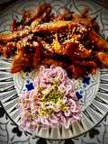 Tiras de pollo caramelizada con noodles de batata morada