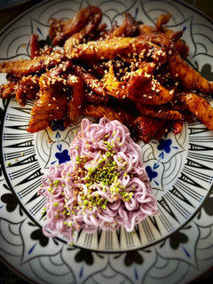 Una foto de Tiras de pollo caramelizada con noodles de batata morada