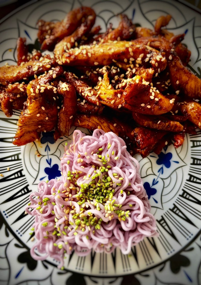 Una foto de Tiras de pollo caramelizada con noodles de batata morada
