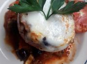 Una foto de tomates rellenos con mozzarella