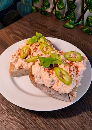 Egyszerű lilahagymás kőrözött recept fotója