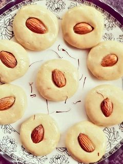 दूध के पेड़े (Doodh ke Peda Recipe in Hindi) रेसिपी मुख्य फोटो