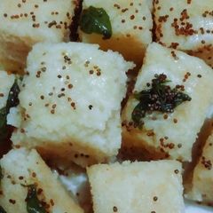 A picture of Suji dhokla.
