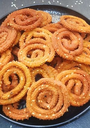 कुरकुरी चकली (Kurkuri chakli recipe in hindi) रेसिपी मुख्य फोटो