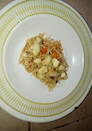 A picture of Indomie n veggies.