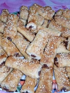 صورة لوصفة أسهل طريقه منين بالعجوه مع احلى كوبايه شاي لزوم الدفاااا🥖🥖☕☕