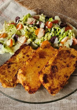 Una foto de 🍲Tofu de lentejas coral salteado al curry con guarnición al aliño de yogur y mostaza 🍲