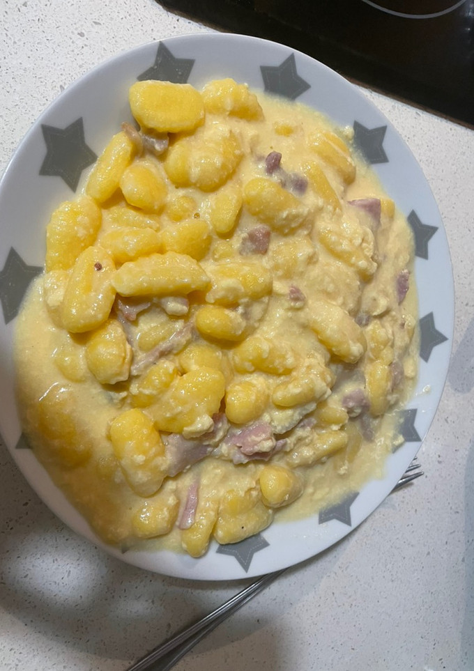 Una foto de Gnocchi carbonara