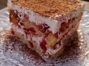 Una foto de tiramisú de fresa y mascarpone
