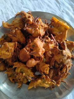 बेसन और प्याज़ के पकौड़े (Besan aur pyaz ke pakode recipe in hindi) रेसिपी मुख्य फोटो