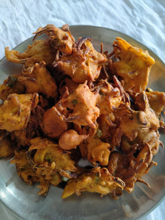 बेसन और प्याज़ के पकौड़े (Besan aur pyaz ke pakode recipe in hindi) रेसिपी मुख्य फोटो