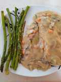 Pollo relleno de verduras en salsa de champiñones estilo Bonnie