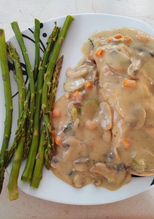 Una foto de Pollo relleno de verduras en salsa de champiñones estilo Bonnie
