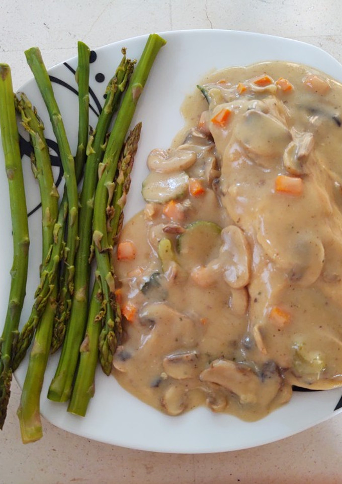 Una foto de Pollo relleno de verduras en salsa de champiñones estilo Bonnie