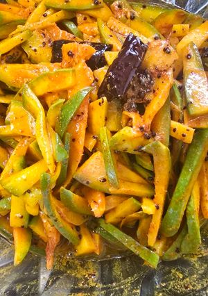 A picture of Instant raw mango pickle.
