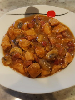 Una foto de Pollo chasseur o en salsa cazadora
