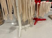 Una foto de pasta con olivas y anchoa