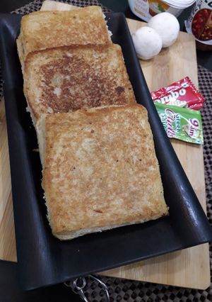 A picture of Mashroom pizza bread pocket.