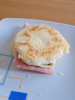 Una foto de Arepa congelada con lechuga huevo cocido y jamón York