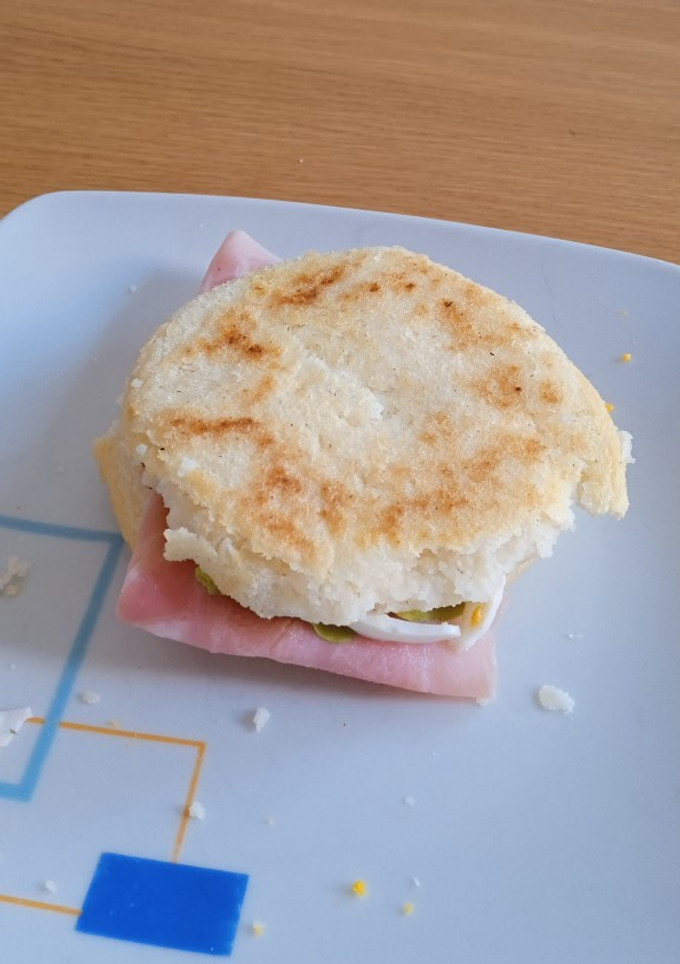 Una foto de Arepa congelada con lechuga huevo cocido y jamón York