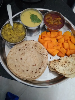 કાઠિયાવાડી કઢી ખીચડી (Kathiyawadi Kadhi Khichdi Recipe In Gujarati) રેસીપી મુખ્ય ફોટો