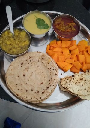 કાઠિયાવાડી કઢી ખીચડી (Kathiyawadi Kadhi Khichdi Recipe In Gujarati) રેસીપી મુખ્ય ફોટો