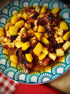 Una foto de Ensalada tibia especiada de melocotón con queso halloumi y tomates cherry confitados
