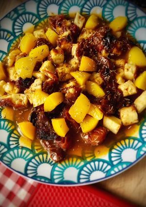 Una foto de Ensalada tibia especiada de melocotón con queso halloumi y tomates cherry confitados