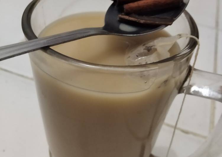 Wedang teh susu kayu manis