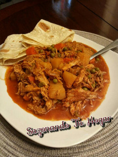 Una foto de Picadillo de pollo en guajillo 😋😋