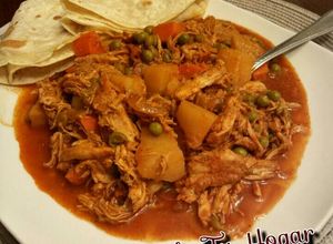 Una foto de Picadillo de pollo en guajillo 😋😋